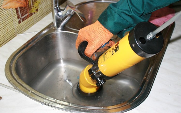 Как прочистить канализационные трубы в домашних условиях